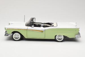 Ford Fairlane Skyliner Vert & Blanc Sun Star 1:18 FORD003 Métal Moulé — image 5 sur 9