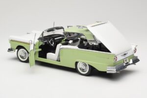 Ford Fairlane Skyliner Vert & Blanc Sun Star 1:18 FORD003 Métal Moulé — image 6 sur 9