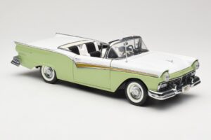 Ford Fairlane Skyliner Vert & Blanc Sun Star 1:18 FORD003 Métal Moulé — image 7 sur 9