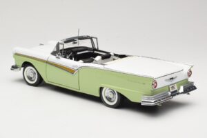 Ford Fairlane Skyliner Vert & Blanc Sun Star 1:18 FORD003 Métal Moulé — image 8 sur 9