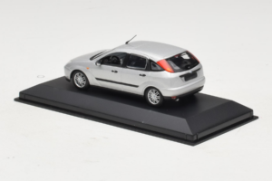 Ford Focus Mk1 Argent Minichamps 1:43 FOCUS006 Métal Moulé — image 3 sur 4