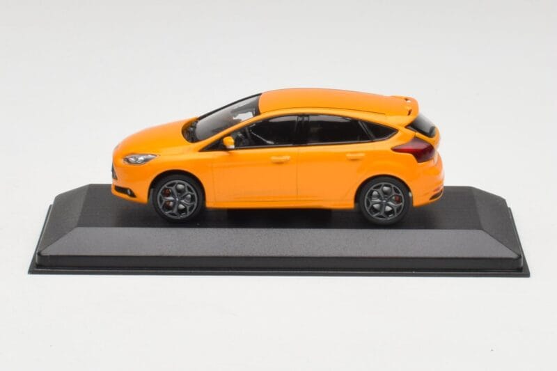 Ford Focus ST Mk3 Tangerine Scream Minichamps 1:43 FOCUS001 Métal Moulé