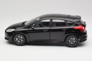 Ford Focus ST Mk2 Panther Black Metallic Minichamps 1:18 110082000 Métal Moulé — image 4 sur 8