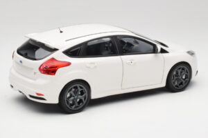 Ford Focus ST Mk2 Blanc Minichamps 1:18 110082004 Métal Moulé — image 3 sur 8