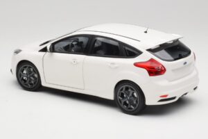 Ford Focus ST Mk2 Blanc Minichamps 1:18 110082004 Métal Moulé — image 7 sur 8