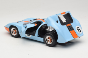 Ford GT40 Gulf #6 J. Ickx / J. Oliver 24 Hours of Le Mans 1969 Eagles Race 1:18 300600 Métal Moulé — image 5 sur 8