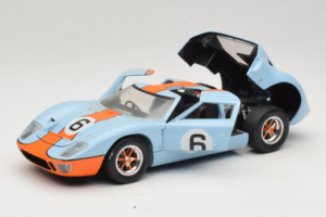 Ford GT40 Gulf #6 J. Ickx / J. Oliver 24 Hours of Le Mans 1969 Revell 1:18 48824 Métal Moulé — image 2 sur 8