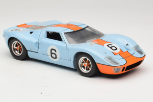 Ford GT40 Gulf #6 J. Ickx / J. Oliver 24 Hours of Le Mans 1969 Revell 1:18 48824 Métal Moulé — image 6 sur 8