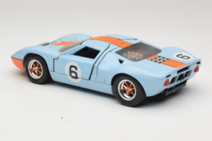 Ford GT40 Gulf #6 J. Ickx / J. Oliver 24 Hours of Le Mans 1969 Revell 1:18 48824 Métal Moulé — image 7 sur 8