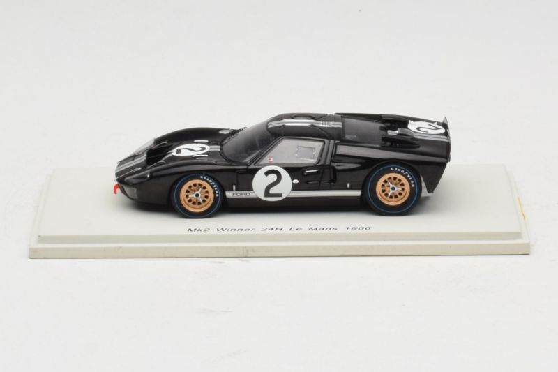 Ford GT40 Mk II #2 B. McLaren / C. Amon Shelby American Winner 24 Hours of Le Mans 1966 Spark 1:43 43LM66-O1 Résine