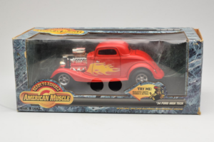 Ford High Tech Rouge avec Flamme American Muscle 1:18 7726 Métal Moulé — image 4 sur 4