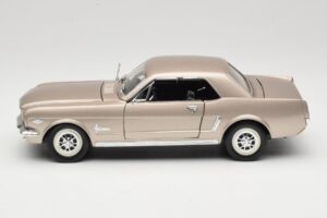 Ford Mustang 1964 1/2 Argent Mira 1:18 6127 Métal Moulé — image 4 sur 8