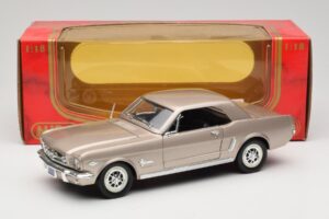 Ford Mustang 1964 1/2 Argent Mira 1:18 6127 Métal Moulé — image 8 sur 8