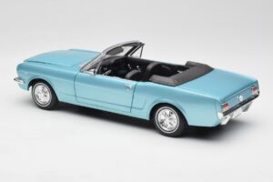 Ford Mustang Cabriolet Arcadian Blue Revell 1:18 8832-F1 Métal Moulé — image 7 sur 8
