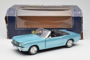 Ford Mustang Cabriolet Arcadian Blue Revell 1:18 8832-F1 Métal Moulé — image 8 sur 8
