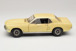 Ford Mustang Coupe Jaune The Walking Dead Greenlight 1:18 12958 Métal Moulé — image 4 sur 8