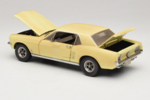 Ford Mustang Coupe Jaune The Walking Dead Greenlight 1:18 12958 Métal Moulé — image 5 sur 8