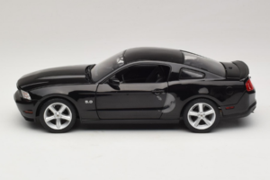 Ford Mustang GT Noir Drive Movie GreenLight 1:18 13609 Métal Moulé — image 4 sur 8