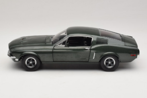 Ford Mustang GT Bullitt avec Figurine Steve McQueen Greenlight 1:18 12885 Métal Moulé — image 4 sur 8