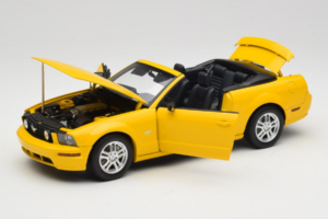 Ford Mustang GT S197 Cabriolet Screaming Yellow AUTOart 1:18 73062 Métal Moulé — image 2 sur 8