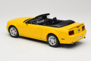 Ford Mustang GT S197 Cabriolet Screaming Yellow AUTOart 1:18 73062 Métal Moulé — image 7 sur 8