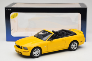 Ford Mustang GT S197 Cabriolet Screaming Yellow AUTOart 1:18 73062 Métal Moulé — image 8 sur 8