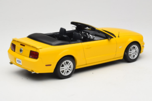 Ford Mustang GT S197 Cabriolet Screaming Yellow AUTOart 1:18 73062 Métal Moulé — image 3 sur 8