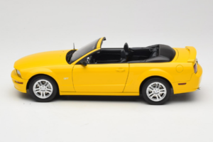 Ford Mustang GT S197 Cabriolet Screaming Yellow AUTOart 1:18 73062 Métal Moulé — image 4 sur 8