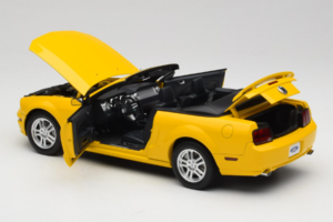 Ford Mustang GT S197 Cabriolet Screaming Yellow AUTOart 1:18 73062 Métal Moulé — image 5 sur 8