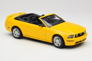 Ford Mustang GT S197 Cabriolet Screaming Yellow AUTOart 1:18 73062 Métal Moulé — image 6 sur 8