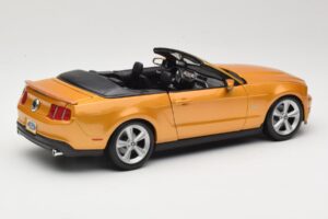 Ford Mustang GT S197 Cabriolet Or Maisto 1:18 31158 Métal Moulé — image 2 sur 7