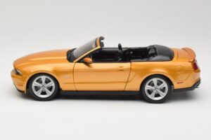 Ford Mustang GT S197 Cabriolet Or Maisto 1:18 31158 Métal Moulé — image 3 sur 7