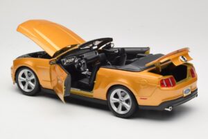 Ford Mustang GT S197 Cabriolet Or Maisto 1:18 31158 Métal Moulé — image 4 sur 7