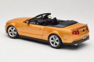 Ford Mustang GT S197 Cabriolet Or Maisto 1:18 31158 Métal Moulé — image 6 sur 7