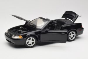 Ford Mustang GT SN95 Cabriolet Noir Maisto 1:18 50328 Métal Moulé — image 2 sur 8