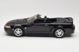 Ford Mustang GT SN95 Cabriolet Noir Maisto 1:18 50328 Métal Moulé — image 4 sur 8