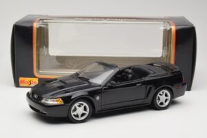Ford Mustang GT SN95 Cabriolet Noir Maisto 1:18 50328 Métal Moulé — image 8 sur 8