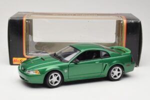 Ford Mustang GT SN95 Vert Maisto 1:18 50326 Métal Moulé — image 8 sur 8