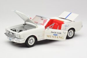 Ford Mustang Pace Car Wimbledon White Solido 1:18 81578 Métal Moulé — image 2 sur 8