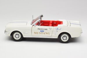 Ford Mustang Pace Car Wimbledon White Solido 1:18 81578 Métal Moulé — image 4 sur 8