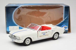 Ford Mustang Pace Car Wimbledon White Solido 1:18 81578 Métal Moulé — image 8 sur 8