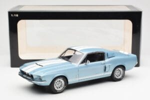 Ford Mustang Shelby GT500 Bleu Clair Métallique Avec Bandes Blanches AUTOart 1:18 72907 Métal Moulé — image 8 sur 8