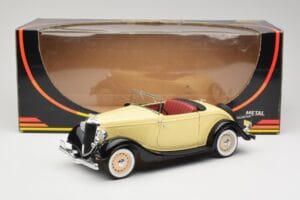 Ford Roadster Dearborn Yellow Solido 1:18 8008 Métal Moulé — image 8 sur 8