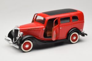 Ford Sedan Rouge Solido 1:18 8066 Métal Moulé — image 2 sur 8