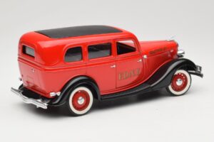 Ford Sedan Rouge Solido 1:18 8066 Métal Moulé — image 3 sur 8