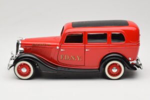 Ford Sedan Rouge Solido 1:18 8066 Métal Moulé — image 4 sur 8