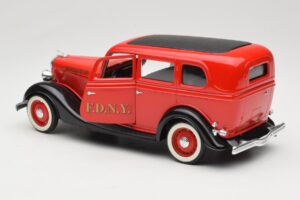 Ford Sedan Rouge Solido 1:18 8066 Métal Moulé — image 5 sur 8