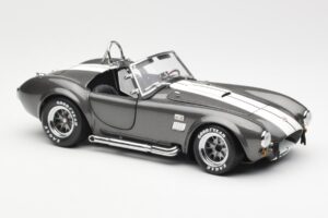 Ford Shelby Cobra 427 S/C Gris Métallisé Avec Rayures Blanches Kyosho 1:18 08045GRW Métal Moulé — image 6 sur 8