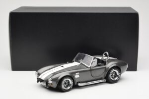 Ford Shelby Cobra 427 S/C Gris Métallisé Avec Rayures Blanches Kyosho 1:18 08045GRW Métal Moulé — image 8 sur 8