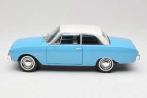 Ford Taunus 12M P1 Taunus Blue Revell 1:18 08880 Métal Moulé — image 4 sur 8